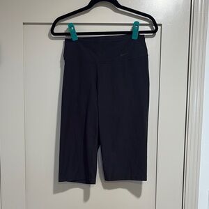 Black Nike short capri yoga pants